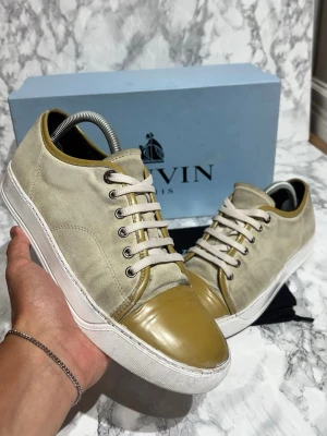 Lanvin cap toe DBB1 - Säljer ett par Lanvin DBB1 fint skick. Storlek: UK 7 (40-41) Skick: 9/10 Färg: beige 📦 Ingår: box + dustbags 💰 Pris: 1899kr  Snabb affär prioriteras – seriösa bud välkomna. Skriv gärna för fler bilder eller frågor. 