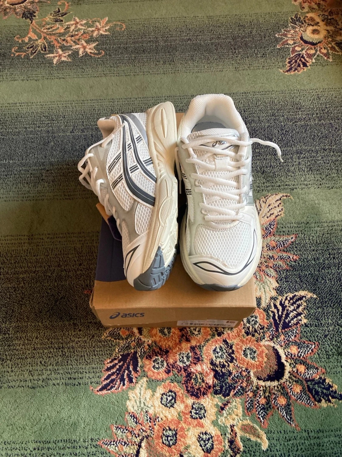 Vita Asics sneakers med silverdetaljer - 1