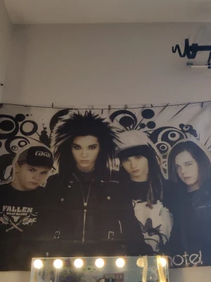 Tokio hotel flagga  - Säljer en stor tokio hotel flagga, på bilden är kanterna invikta eftersom att den var lite för stor💕den är ungefär 150x90cm!! Säljer fler tokio hotel grejer!