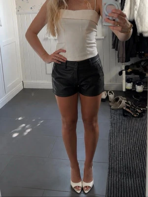 Skinnshorts - Så snygga skinnshorts, aldrig använda stl 34/xs🥹från Nelly!!OBS dem har ingen knapp! (Se sista bild!!)