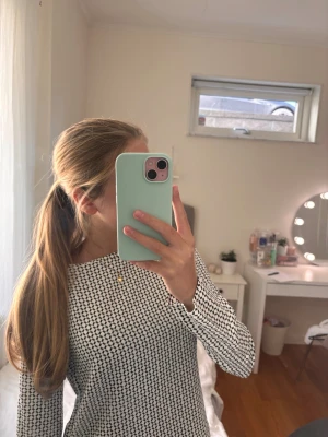 Mönstrad svartvit blus - Snygg svartvit blus med grafiskt mönster och rund halsringning. Blusen har lång ärm och är tillverkad i ett lätt, mjukt tyg som ger en avslappnad men stilren look. Perfekt att matcha med jeans eller kjol för en trendig outfit.