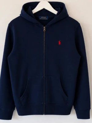 Mörkblå hoodie från Polo Ralph Lauren - Tjena jag säljer en Mörkblå hoodie med dragkedja från Polo Ralph Lauren😁 Den är i mycket bra skick och har inga fläckar eller skador☺️ Den är självklart äkta✅ Skicka om du har några frågor😄 