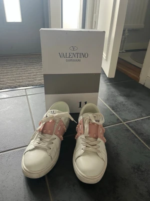 Valentino garavani skor - Valentino skor med rosa nitar. Säljer pga att de är försmå. Använda väldigt få gånger.