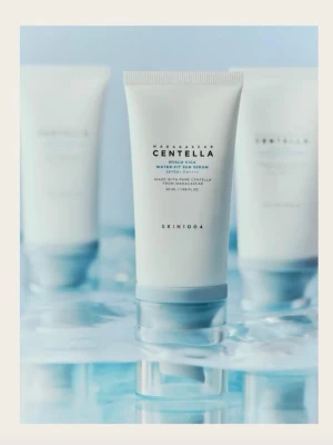 Centella Hyalu-Cica Water-Fit Sun Serum - K Beauty  - Centella Hyalu-Cica Water-Fit Sun Serum från SKIN1004 är en solkräm i tub med SPF50+ PA++++. Tuben är vit med ljusblå detaljer och rymmer 50 ml. Innehåller centella asiatica och hyaluronsyra för återfuktande och lugnande effekt. Säljes pga felköp