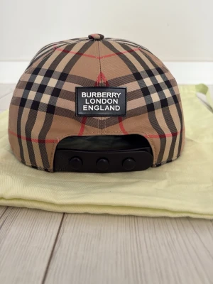 Burberry keps - Jag säljer en fint burberry keps som är i jätte bra skick bara använt en gång och med dustbag