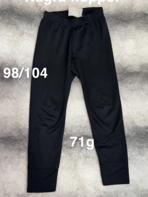 Svarta byxor med resår i midjan - Säljer ett par svarta byxor. De har resår i midjan och långa ben med diskreta sömmar vid bensluten. Perfekta för en chill och enkel look.🌸 Några noppor. Storlek 98/104