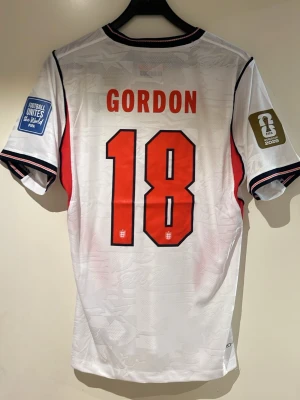 England Vm 2026 Gordon  - En England tröja Vm 2026 med Gordon, spelar version, storlek L helt ny 