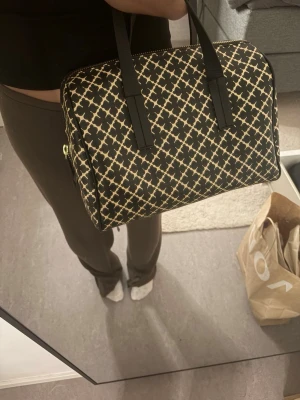 By malene birger väska - Intressekoll! På denna större handväska från by malene birger, mycket bra skick inge speciella tecken på användning💗