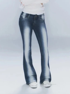 Blå utsvängda jeans med blekta detaljer - Säljer ett par blå jeans med tydliga blekta partier framtill och utsvängda ben. Jeansen har klassisk femficksmodell och låg midja. Materialet är denim med stretch för extra komfort. Perfekta för dig som gillar retrostil och vill sticka ut.