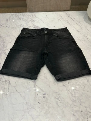 Jeans shorts - Svarta jeans shorts från new yorker. Inget hål eller slitage, precis som ny. Hojta till vid intresse!