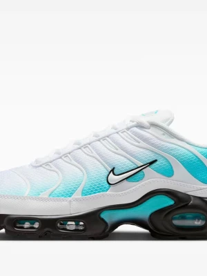 Nike Air Max Plus vit/turkos - Nike Air Max Plus sneakers i vitt och turkost med svart sula och synliga Air-enheter. Ovandelen är i mesh med plastdetaljer och har en ikonisk Swoosh-logga på sidan. Skorna har en sportig vibe och tydliga linjer som ger en futuristisk look.
