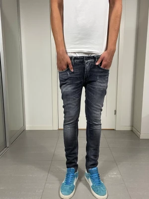 Dondup Jeans - Säljer nu dessa Dondup Jeans med små snygga slitningar i populär design, mått ca 35 o 92 cm. skriv för fler bilder/frågor🙌🏼