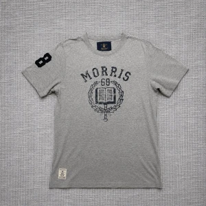 Morris t shirt  - Säljer denna riktigt snygga Morris t shirt i mycket fint skick🙌 Storlek: S Skick 9.5/10🌟 Hör gärna av er vid funderingar👏