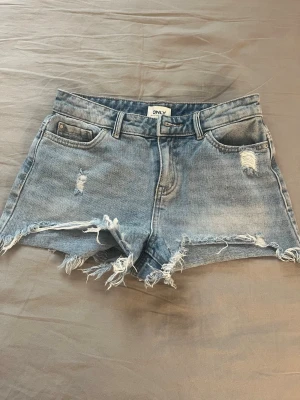 Ljusblå jeans shorts från only  - Klassiska jeans shorts från only 