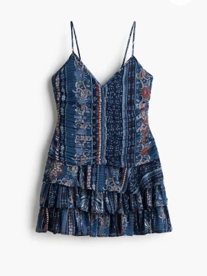 Blå kort klänning - Kort blå klänning med inbyggda shorts. Använd en gång, utmärks skick. 
