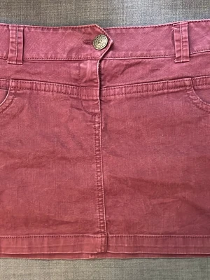 Vinröd jeanskjol! - Supersnygg vinröd kjol som tyvärr inte passar! Midja: 43-44 cm Längd: 35,5 cm. Sista bilden är den rätta färgen!  skriv vid frågor💕💕