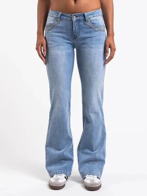 Ljusblå bootcut jeans med brodyr - Mina gamla favoriter som tyvärr inte kommer till användning längre. Sparsamt använda och i fint skick, perfekt för dig som är lite längre då de är i tall.