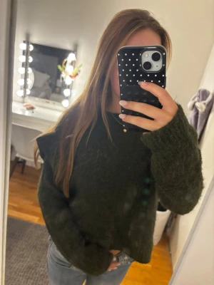 Mörkgrön fluffig stickad tröja - Mysig mörkgrön stickad tröja med oversized passform och långa ärmar. Tröjan har en fluffig, mjuk struktur och rund halsringning. Perfekt för kalla dagar och enkelt att styla.💞💞 original pris: 299