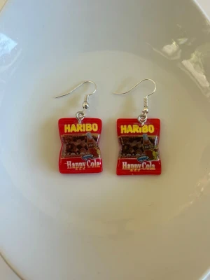 Örhängen Happy Cola  - Örhängen med silverpläterade nickelfria örkrokar💕