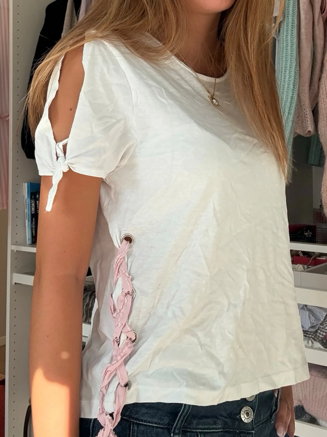 Vitt topp rosa detaljer och snörning - 1