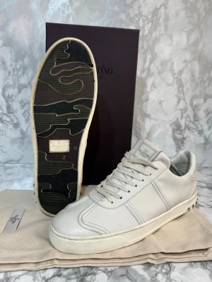 Valentino Flycrews - Säljer ett par Valentino Garavani Flycrews i toppskick. Storlek: 44 Skick: 9.5/10 Färg: Vit Ingår: Box, dustbags och Valentino-kort Pris: 2899 kr Snabb affär prioriteras – seriösa bud är välkomna. Skriv gärna om du vill ha fler bilder eller har frågor!