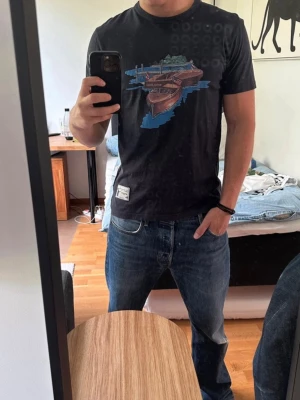Woolrich T-shirt med tryck  - Säljer denna woolrich T-shirt med tryck i fint skick! Storlek S men sitter mer som S/M! Pris går att diskutera vid snabb affär! Hör av dig vid minsta fundering! 