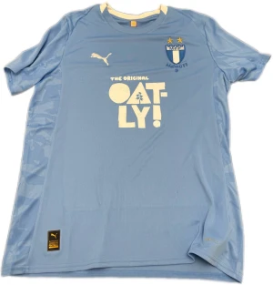 Ljusblå Malmö FF matchtröja Puma - Köpte denna tröja som är en av tre jag köpte för någon vecka sedan innan jag åkte på semester. Dum som jag är tog jag inget kvitto och tankte att den skulle passa hur bra som helst. Tyvärr så gör den inte det och jag kan ej lämna tillbaka på butiken. Darför försöker jag sälja har. Helt nyskick med lappen kvar och bara testad en gång. De säljer den för 1149 să försöker göra det lite billigare iallafall