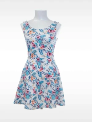 Vit blommig skaterklänning H&M Divided stl 36/S – romantisk sommarklänning i toppskick - Vit blommig skaterklänning från H&M Divided i stl 36/S. Figurnära överdel, markerad midja och lätt utställd kjol som ger fin fit & flare-passform. Blommigt mönster i blått, rosa och turkos – romantisk sommarkänsla, fin till vardag, semester eller fest. Mjuk stretchig kvalitet: 96 % polyester, 4 % elastan. Utmärkt skick, sparsamt använd. Jag prutar inte, men ger gärna rabatt vid köp av flera saker. Rensar garderoben, kika gärna på mina andra annonser också!  