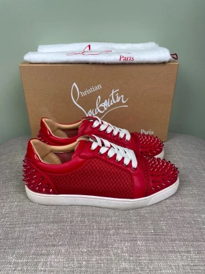 Christian Louboutin skor - Hej, säljer nu dessa svin snygga Christian Louboutin skor. Skorna är i grymt skick! Begränsat antal boxar och dustbag. Hör av dig vid frågor. 