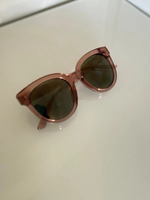 Rosa solglasögon  - Superfina solglasögon med en snygg genomskinlig båge i en jättefin gammelrosa färg! De är i jättefint skick och blir den perfekta detaljen för att liva upp alla dina outfits! 💗💓💕💞