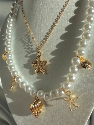 2 st Somriga Halsband - Set - Handgjorda halsband med guldplaterade silver berlocker✨ Vatten och allergivänlig! 🌊🫶🏼☀️ Säljer som set, kan köpas separat om du meddelar💛 EDIT: Halsbandet utan pärlor är sålt!