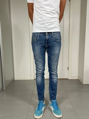 Replay Anbass Jeans  - Säljer dessa Replay Anbass Jeans, mått ca 36-36,5 o 97 cm. skriv för fler bilder/frågor🙌🏼