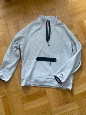 Nike tech zip - Säljer denna tröja för ja ångra köp. Den är i helt nyskick. Säljs för galet pris. Funkar för er som har storlek M och L