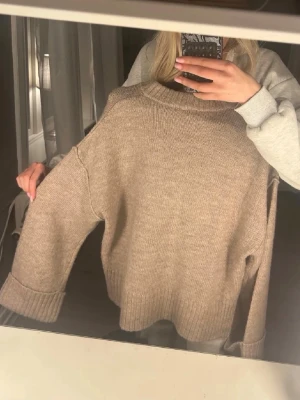 Stickad tröja - Säljer denna super fina och mysiga stickade tröjan då jag använt max 2 ggr och den bara ligger i garderoben hemma!