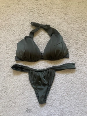 Mörkgrön bikini calzedonia  - Mörkgrön bikini ifrån Calzedonia i storlek S🤍