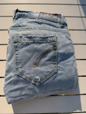 Dondup jeans - Dondup George-jeans i blå färg. I den eftertraktade modellen George. Hör gärna av dig vid frågor! 