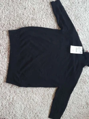 ZARA svart Turtleneck tröja, storlek M - Svart tröja med hög krage. Tröjan har 3/4 ärmar och en rak passform. Den är ny med prislapp kvar. Aldrig använd.  Nypris 299kr som man kan se på bilden.
