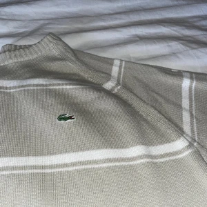 Stickat Lacoste tröja - En Lacoste tröja (stickad). Använt några gånger men fortfarande i bra skick. Skriv dem för mer info👍🏻