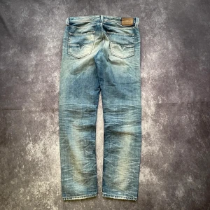 Diesel Larkee-Beex ljusblå vintagejeans för herrar i storlek W32 L32 - Snygg tvätt och bekväm passform!  Midja: 45 cm Benslut: 18 cm Lår: 32 cm Totallängd: 106 cm  Skickas inom ett dygn Spara på priset och frakten genom att sätta ihop ett paket  Mer information finns på min profil 10-264