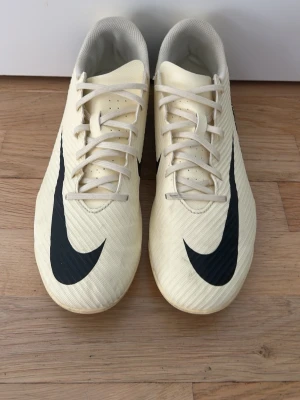 Beige Nike Mercurial fotbollsskor  - Snygga beige fotbollsskor från Nike, har använts en gång. Pris diskuteras