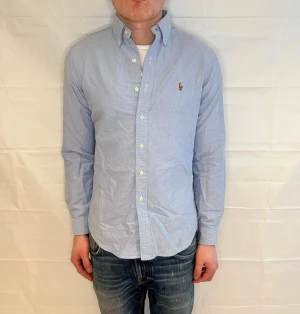 Polo Ralph Lauren Classic Fit Shirt Light Blue - Ljusblå bomullsskjorta i Classic Fit, begagnad i mycket fint skick.