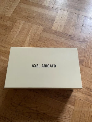 Axel Arigato Clean 360 Black EU41 - Snygga svarta Axel Arigato Clean 360 sneakers i minimalistisk design. Skorna har en stilren siluett och är tillverkade i högkvalitativt läder. Perfekta för dig som gillar en clean och modern look.