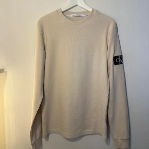 Calvin klien Tröja -  Säljer min Calvin klien Tröja, Men efter att ha provat den på några gånger bestämt mig för att sälja den då jag tyckte den inte passa min stil riktigt, Storlek s, nypris 600.