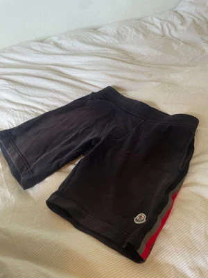 Moncler shorts - Mörkblåa moncler shorts i storlek S, skriv för frågor!🚀