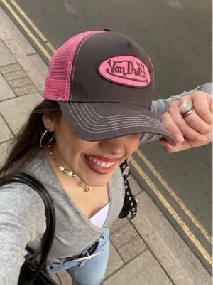 Von Dutch keps - Säljer denna sjukt snygga Von Dutch truckerkeps i en unik brun och rosa färgkombination som inte går att köpa längre. Endast använd en gång så den är i princip ny! Hör av er vid frågor ❤️🌸