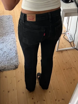 Svarta raka jeans från Levi's - Säljer ett par svarta jeans från Levi's med rak passform, låg i midjan och ingen stretch. Storlekn är W25 och L32. Använda ett fåtal gånger. 