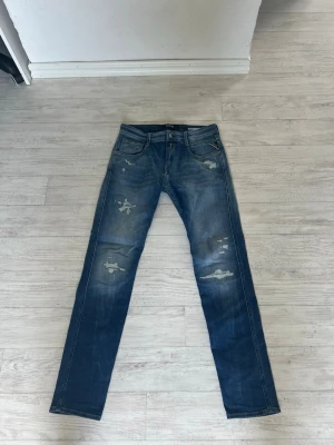Replay - Feta replay jeans med slitningar. 