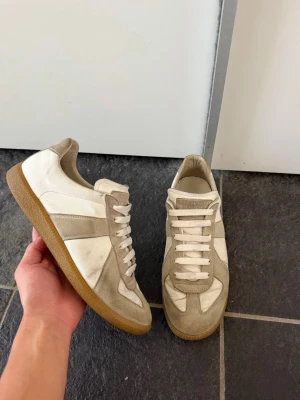 Maison Margiela skor - Hej, säljer nu dessa otroligt snygga Maison Margiela skor. | Skorna är i använt men fortfarande bra skick! | Inga hål i hälarna som de brukar bli, endast skorna ingår därav det låga priset. | Självklart äkta, finns orderbekräftelse!🌟| Storlek 41 1/2, passar även 42.