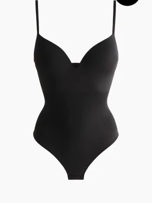 Svart body med smala axelband - Populär svart body från hm, med vadderade kupor och fin passform. Materialet är skönt och formas efter kroppen super bra, pris kan diskuteras💗