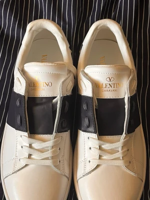 Valentino garavani navy blue  - Tja säljer ett par valentino skor. Säljer dom pga att jag inte riktigt var nöjd med storleken från en säljare. Dom är i princip nyskick, använda några få gånger.